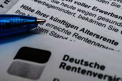 Stift zeigt auf ein Schreiben der Deutschen Rentenversicherung mit dem Schriftzug "Höhe Ihrer Rente"