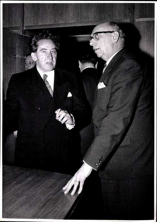 Heinrich Wacker (links), 1. Präsident der AK mit dem damaligen Ministerpräsident des Saarlandes Hubert Ney (rechts).
