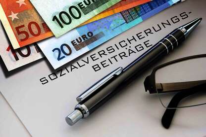 Adobe Stock Foto: Geld Stift Brille Sozialversicherungsbeiträge