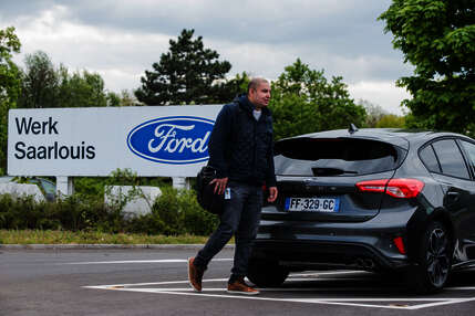 Bild 6 von 12 :   Auf dem Mitarbeiterparkplatz von Ford in Saarlouis - Foto: Holger Kiefer