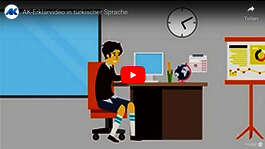 Ausschnitt aus dem Arbeitskammer-Erklärvideo: eine Jugendlicher an einem Schreibtisch, der am arbeiten ist. Im Hintergrund eine Uhr, die bereits zahn nach fünf anzeigt