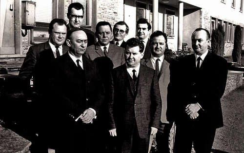 Vorstand der Vertreterversammlung und AK-Präsidium: (von links) H. Kiefer, Dr. H. Forster (AK-Vizepräsident), G. Schacht, H, Görgen, A. Schreiner, A. Herold (Vorstandsvorsitzender), W. Kerth, K. Berres, N. Engel (AK-Präsident). 