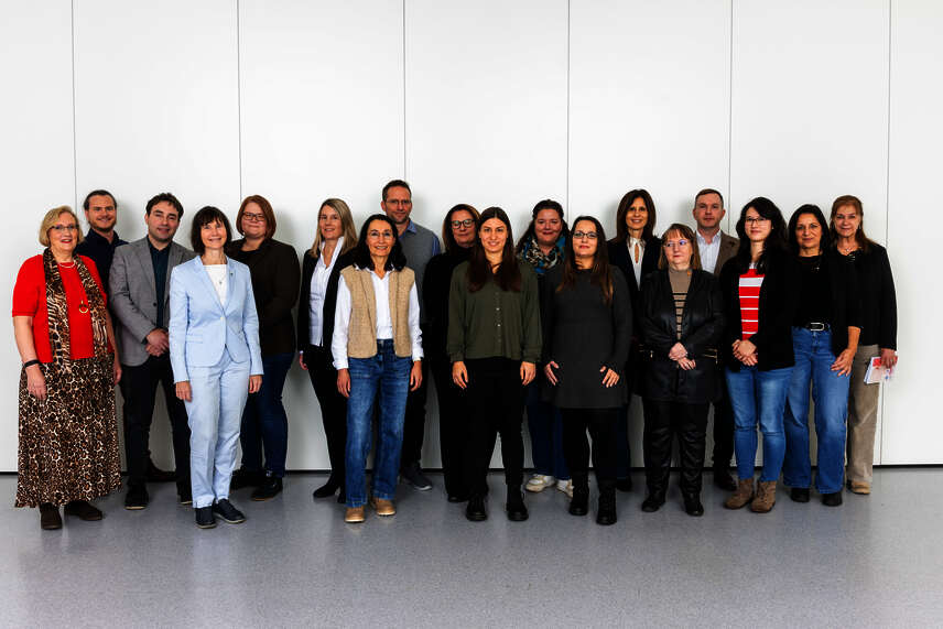 Foto von siebzehn Beraterinnen und Beratern des Referats Arbeits- und Sozialrecht zusammen mit der Abteilungsleiterin Beatrice Zeiger