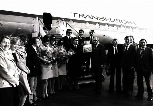 Fluggäste der ArKa-Reisen vor dem Flugzeug