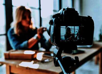 Frau dreht ein Video - Adobe Stock Foto