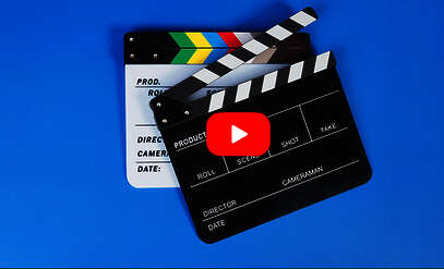 Filmklappe auf blauem Hintergrund