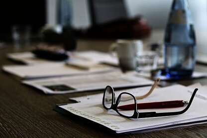 Tisch mit Unterlagen, Brille, Stift - Foto Ralf Haas