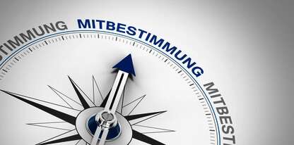 Kompassnadel zeigt auf das Wort Mitbestimmung
