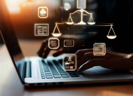 Hände, die einen Laptop bedienen, im Vordergrund Icons mit Rechtssymbolen