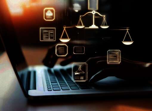 Hände, die einen Laptop bedienen, im Vordergrund Icons mit Rechtssymbolen