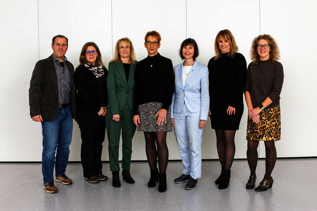 Foto der sechs Beraterinnen und Berater des Referats Steuerrecht zusammen mit der Abteilungsleiterin Beatrice Zeiger