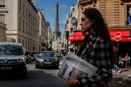 Bild 10 von 12 :   "Die Welt" unterm Arm in den Straßen von Paris - Foto: Holger Kiefer