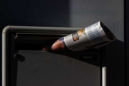 Briefkasten mit eingesteckter Zeitung