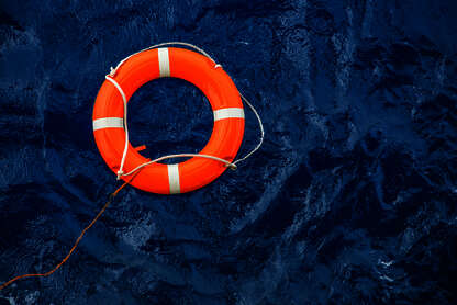 Rot-weißer Rettungsring auf dem Wasser treibend