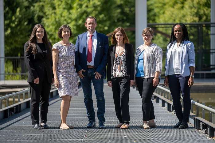 Photo de groupe de TFG 3.0-Équipe. V.l.n.r.: Alfonsine Camiolo, Beatrice Zeiger (AK-Geschäftsführerin); Egbert Ulrich, Céline Laforsch, Eva Ulrich, Christiana Ijezie